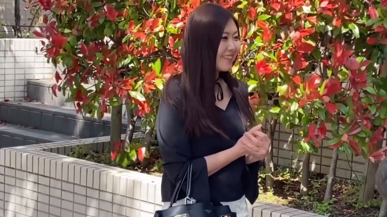 〚人妻ナンパ〛　顔に似合わず肉食系の素人美人妻にお悩み相談　子持ちの人妻の母性は草食系童貞くんを膣内射精で筆おろし