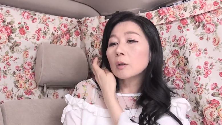 〚熟女妻ナンパ〛　お上品なセレブ美魔女は旦那さんとはご無沙汰　電マの振動に大絶頂で頼まれれば他人棒も咥える