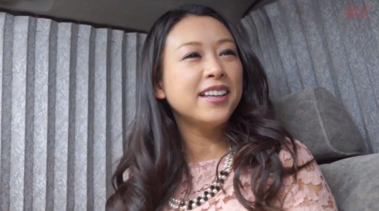 〚人妻ナンパ〛　街中で声を掛けた人妻を言葉巧みにホテルにお誘い　熟れた美乳を揉まれた途端に欲しがり妻に豹変