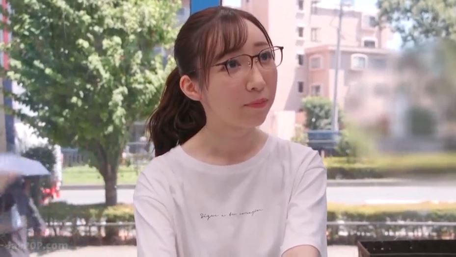 〚マジックミラー号〛　地味系メガネの専門学生の色白な細身の肉体が施術師の愛撫に濡れる　顔射の肉棒を素直にお掃除舐め