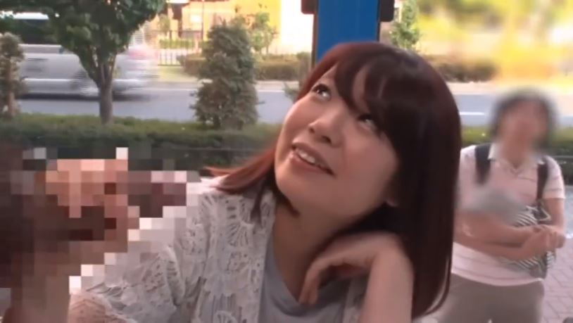 〚マジックミラー号〛　旦那の倍はある巨根に驚きと興奮　試したくて仕方ないオーラ滲み出るママさんが生挿入で大絶頂