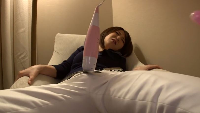 〚素人妻〛　バイブの音だけで発情する根スケベな素人妻　ジーンズの中に電マ突っ込まれ今日振動に仰け反り連続絶頂