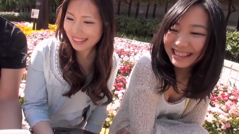 〚素人ナンパ〛　日向ぼっこ中の美人銀行員を二人まとめて釣り上げた　切れ長のエロっぽい素人に二本のチンポで顔面射精