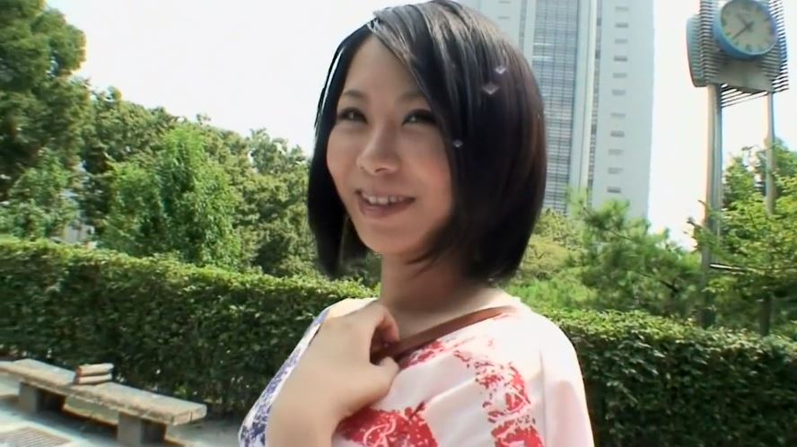 〚素人ハメ撮り〛　ショートカットのエロかわ素人は手マンで大量イキ潮吹いて顔射ザーメンを指ですくってごっくん