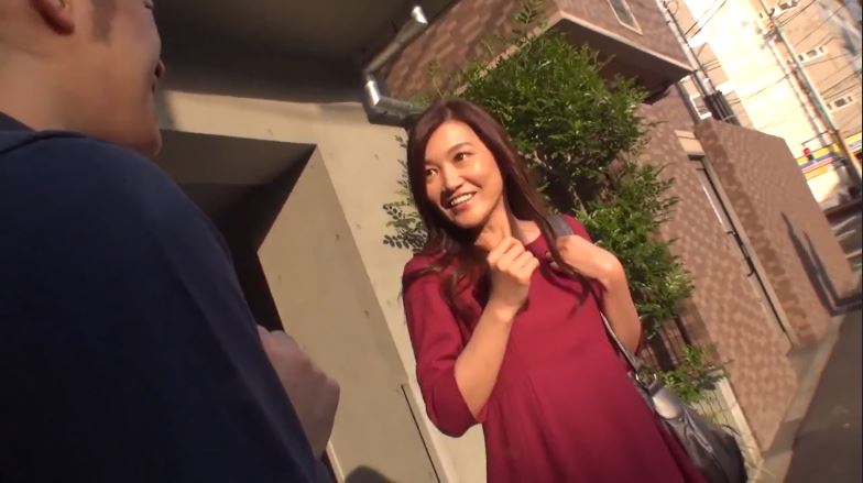 〚人妻ナンパ〛　マッサージ体験で釣って疲れている人妻をナンパ　細身の肉体が若い男の愛撫に過敏に反応し生挿入に絶頂