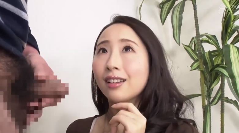 〚センズリ鑑賞〛　目の前で擦られ徐々に硬く大きくなるチンポに欲情　美人妻は久しぶりの肉棒を舐めらずにはいられない