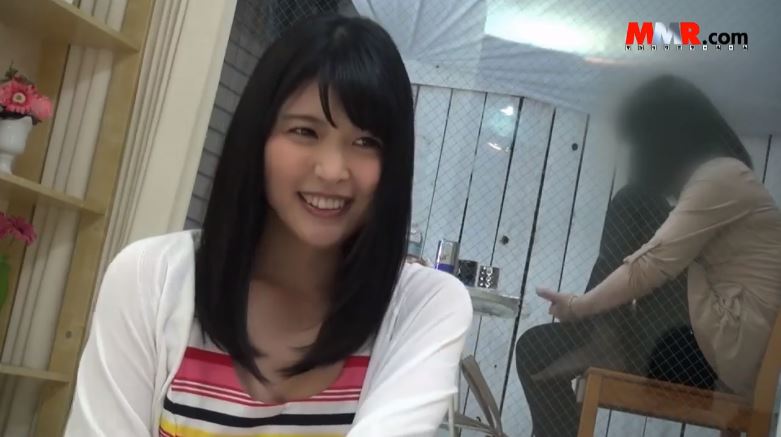 〚素人ナンパ〛　窓の外に先輩を追いやって不満を思いっきりぶっちゃけ　ストレス発散にハイレグ水着で他人棒生挿入