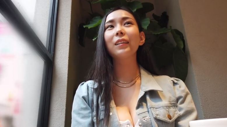 〚素人ナンパ〛　印刷会社勤めの色白巨乳の事務員が初めてのAV撮影　巨根が隠れる巨乳のパイズリって生挿入で中出し