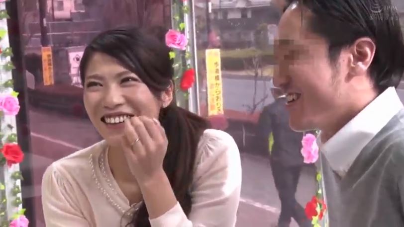 〚マジックミラー号〛　専業主婦は趣味仲間の男性に濃厚キスで発情　嬉しそうに肉棒をしゃぶる三十路妻の豹変した姿