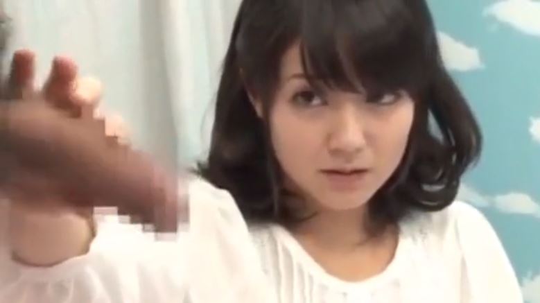 〚マジックミラー号〛　人助けだと言いくるめられて草食系男子の肉棒を手コキ　素人女子は肉棒挿入に自分から腰を振る