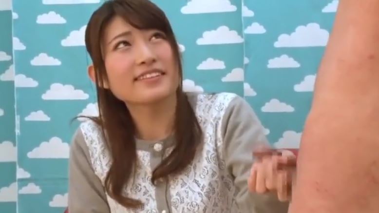 〚素人ナンパ〛　二十歳の素人女子をナンパして草食系男子を救済　優しく握ると即勃起する童貞チンポを筆おろし