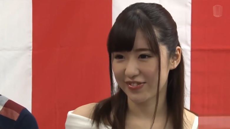 〚人妻寝取り〛　夫が傍にいるのに電マの刺激で絶頂寸前の二十歳の若妻は寸止めで焦らされ他人棒に騎乗位腰振り