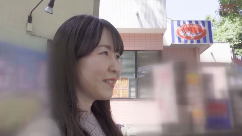 〚人妻ナンパ〛　「なんのインタビューですか？」アラフォー熟女妻は赤裸々トークからむっちりボディを披露する