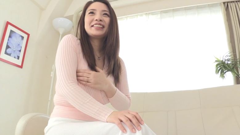 〚人妻筆おろし〛　服の上からもデカさがわかるＩカップ爆乳乳妻が欲求不満な肉体で童貞男子の筆おろしに挑戦