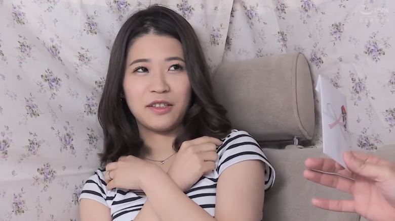 〚人妻ナンパ〛　「見せられるような下着じゃないですから」拒むおっとり素人妻の着用下着はドエロいシースルー