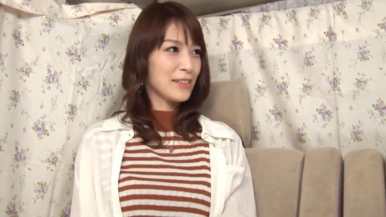 〚人妻ナンパ〛　月イチの夫婦生活に不満な人妻は週2回を希望　ヒョウ柄下着の下の淫乱な肉体で他人棒に激イキ