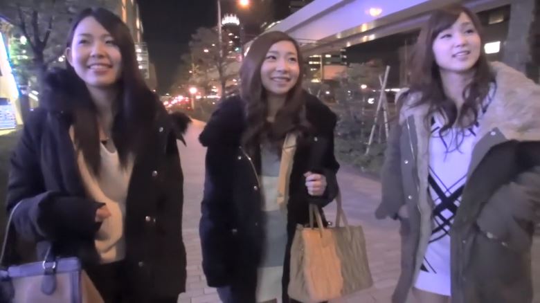 〚素人ナンパ〛　女子会予定の素人三人組をナンパ　ビキニに着替えさせおしゃぶり手マンの絶頂潮吹きパーティ