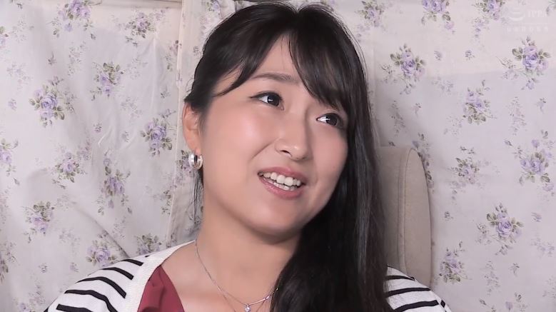 〚人妻ナンパ〛　「見せるんですか？ここで？」サロン経営するセレブ妻は3か月に1回の旦那との営みに欲求不満