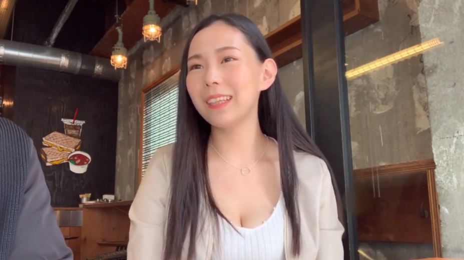 〚人妻ナンパ〛　ナンパした大人し気な人妻美容部員は胸の谷間くっきり　脱がせば豊満な爆乳揺らして肉棒に絶頂