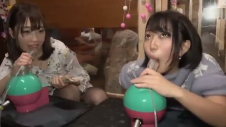 〚素人ナンパ〛　居酒屋の奥座敷でほろ酔い素人女子にエッチなミッション　賞金目当てにマシンバイブを舐め比べ