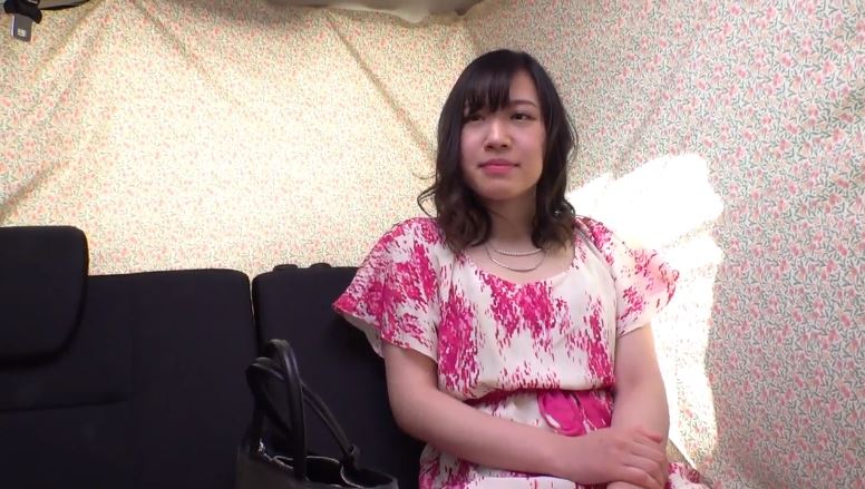 〚人妻ナンパ〛　気だるい雰囲気のセレブ妻はお願いされるままに車内で全裸　肉棒握りしめて笑顔がエロ顔に変わる