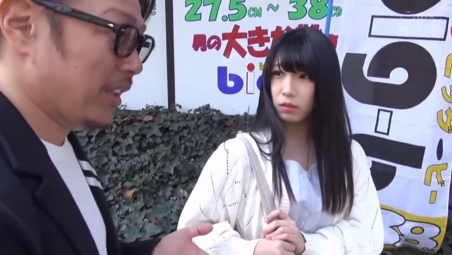 〚素人ナンパ〛　無料占いと騙してナンパした素人女子は超敏感体質　触れられただけで感じるパイパンマンコに生挿入