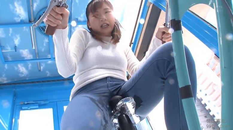 〚マジックミラー号〛　「漏らしちゃいました」どんだけ出るの？ママチャリ電マでイキ潮吹き漏らしの過敏ママ