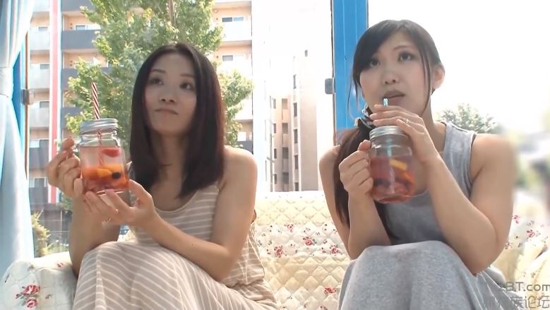 〚マジックミラー号〛　「腰まで濡れてきちゃう」垂れ流すイキ潮　保育園送迎帰りのママ友二人がチンポと手マンに悶絶