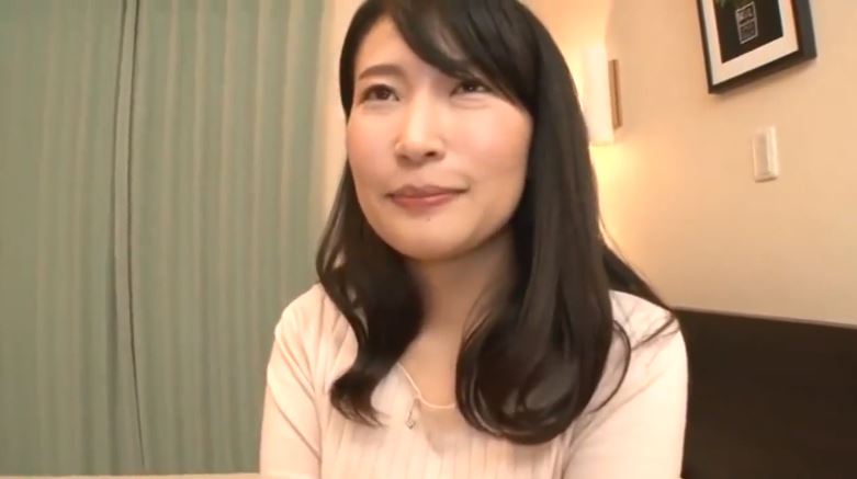 〚素人妻〛　「童貞くん、どうぞー」素人熟女妻が筆おろし　気持ちよ過ぎた熟妻はゴムを外して生肉棒を味わう