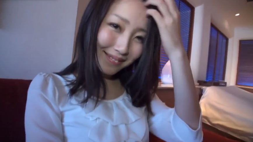 〚人妻ハメ撮り〛　「恥ずかしい、近い」カメラを近づけられ戸惑う人妻は他人棒を膣奥に突っ込まれ何度も絶頂