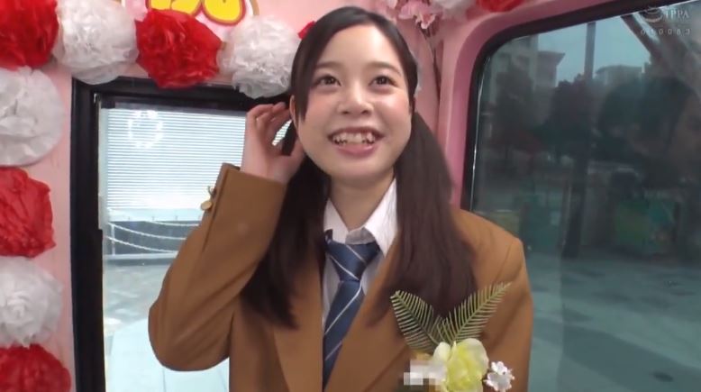 〚マジックミラー号〛　高校卒業式帰りのお気に入りの下着を着用した女子高生に生ピストンで濃いザーメンを顔射