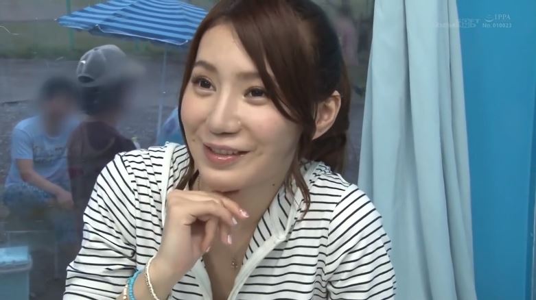 〚マジックミラー号〛　際どい極小水着でツイスターゲーム　スレンダー女子大生は罰ゲームで男友達の肉棒に絶頂