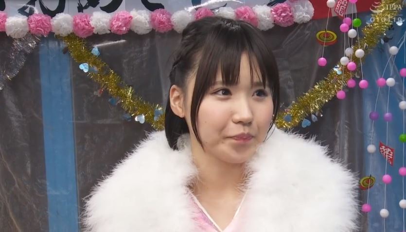 〚マジックミラー号〛　初々しい新成人女子の晴れ着をまくってV字開脚の電マ責め　生ハメ顔射されればお掃除フェラ