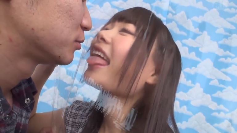 〚素人ナンパ〛　友達同士でもラップで隔てれば何でもできる？素股からのラップを突き破り生チンポで激ピストン