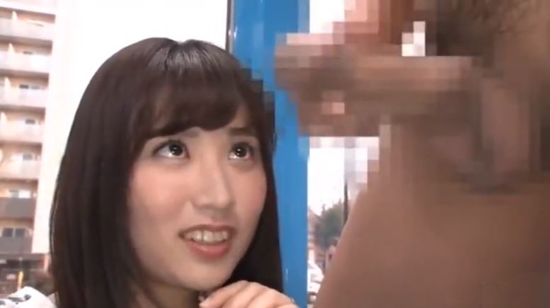 〚マジックミラー号〛　目の前のデカマラにドキドキ　夫とご無沙汰な欲求不満妻が巨根にイキまくり手マンでイキ潮