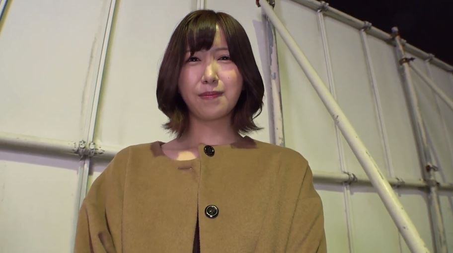 〚素人妻〛　「外で舐めるのは初めてです」清楚な美人妻は変態性癖あり　野外フェラの興奮に舐めてるだけで潮吹き
