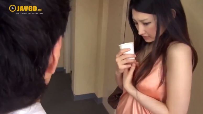 〚素人妻〛　こんな即効性の媚薬があったら欲しい　水の試飲で媚薬を飲まされ発情した若妻は販売員の肉棒の虜