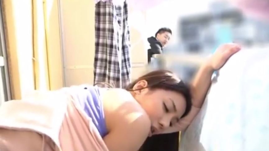 〚人妻オナニー〛　ベランダに出てみたらお隣の美人妻がオナってる　欲求不満な巨乳妻は声を押し殺してオナニー