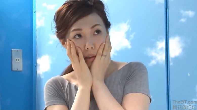 〚マジックミラー号〛　買い物中の素敵な奥さまにエロデトックス　バイブと手マンで初めてのイキ潮大噴射に驚き