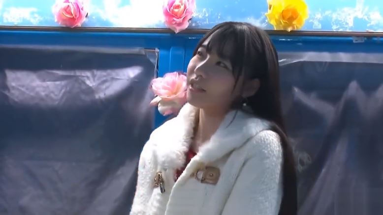 〚マジックミラー号〛　彼との回数が足りてないと愚痴をこぼす19歳がラブグッズお試しでマシンバイブにイキ狂い