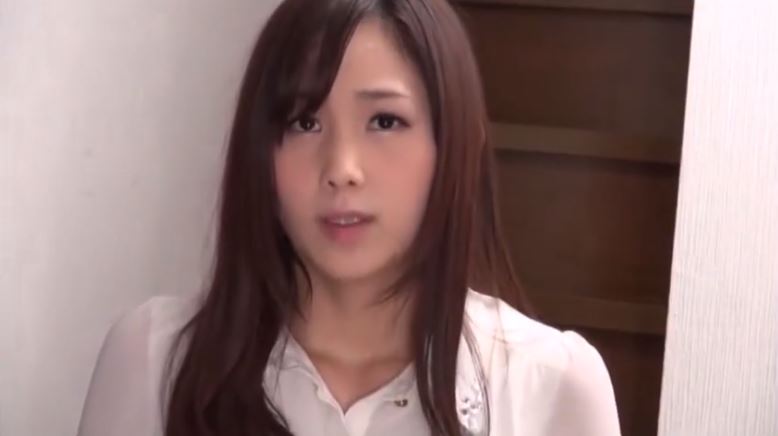 〚寝取られ妻〛　清楚な人妻が媚薬で豹変　浮気をネタに脅される夫の前で友人のチンポをヨダレ垂らしておしゃぶり