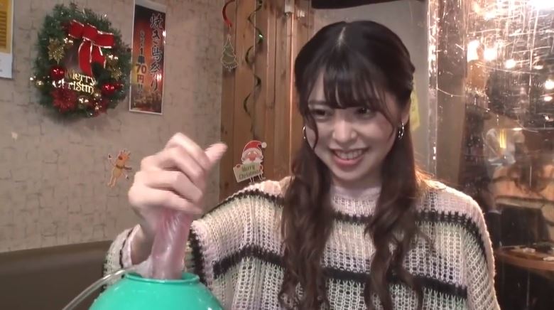 〚素人寝取り〛　「こういう感じで一所懸命やるっ」美容専門学生はマシンバイブをしっかり握りしめてエア手コキ