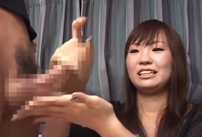 〚素人センズリ〛　「おっきいよ、硬いよ、自信もって」女子大生が粗チンの悩みを抱える男性を励ましながら手コキ