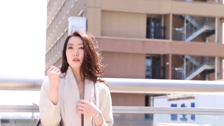 〚素人妻〛　清楚さとエロさは紙一重　淑やかな色白美人妻が美尻を振って他人棒をせがむ