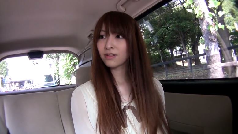 〚人妻ナンパ〛　人妻には見えないサラサラヘアのスレンダー美人妻は性欲溜まり過ぎて電マの刺激で愛液駄々漏らし