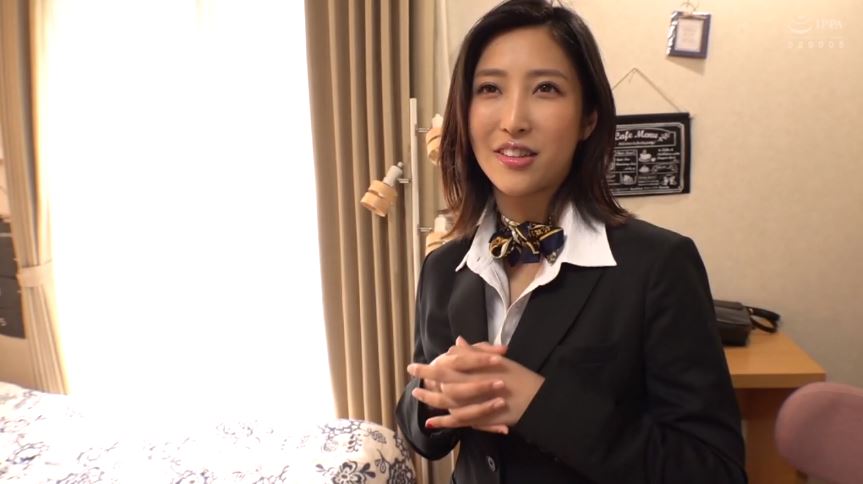 〚淫乱CA〛　「ひたすらエッチなことしたいです」食い込みTバックの欲求不満なCAは絶倫チンポにイキ狂い