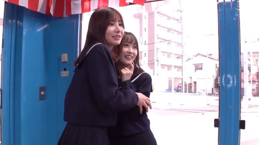 〚マジックミラー号〛　修学旅行中の田舎の女子高生が野球拳で素っ裸　負けて即ハメの罰ゲームにイキ潮噴射で絶頂