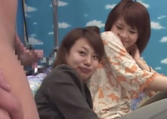 〚マジックミラー号〛　「慣れてきた」チンポに見慣れていないウブな素人女子が勃起チンポを手コキでザーメン搾取