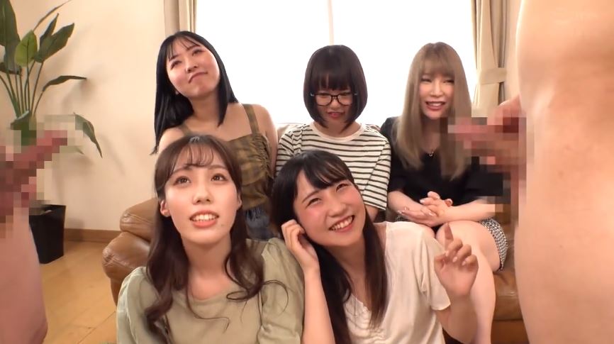 〚女子大生乱交〛　「きのこ型しか知らない」スケベな素人女子大生たちが目の前のきのこ型勃起チンポに大はしゃぎ