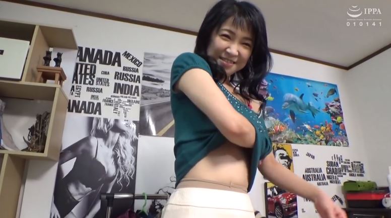 〚熟女隠し撮り〛　「脱ぐとこ？」ハメ撮りも許しちゃうスケベな欲求不満な熟女妻は気合の入ったTバックを着用